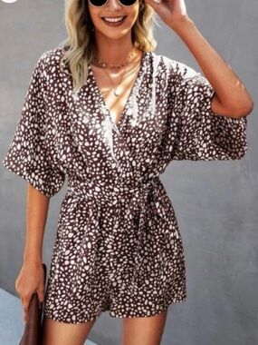 🤎 Printed V-Neck Romper with pockets